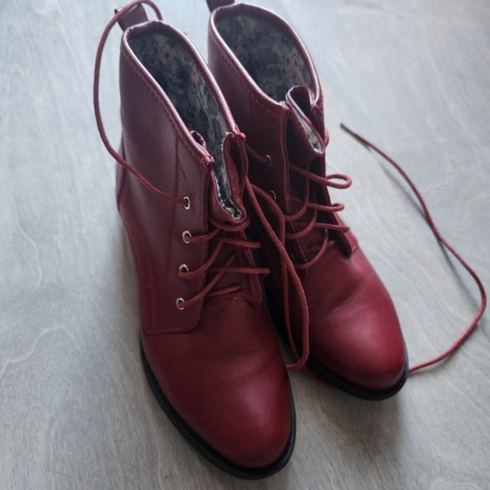 Madison Red Lace Up Boots size‎ 7ish, lined